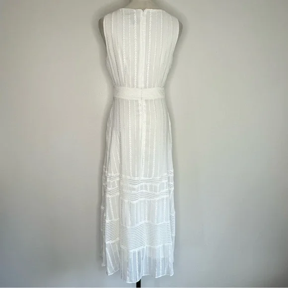 Elegant White Sleeveless Dress - Picture 5 of 6